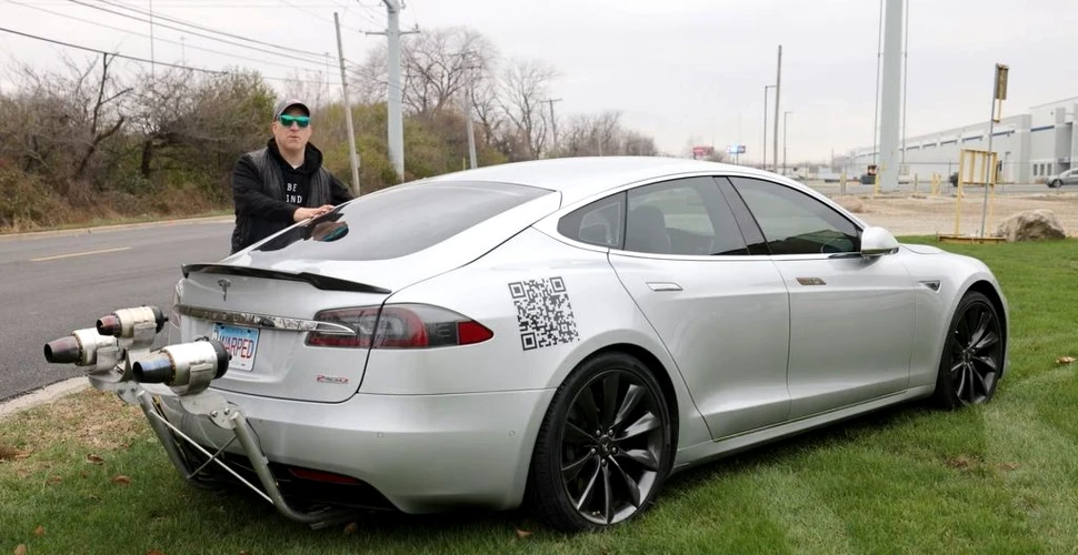 Un YouTuber și-a tunat Tesla Model S cu 3 motoare cu reacție