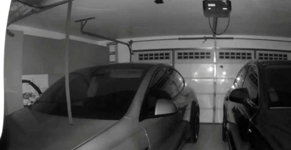 Un clip în care geamul unei mașini Tesla se sparge de la sine a devenit viral pe internet
