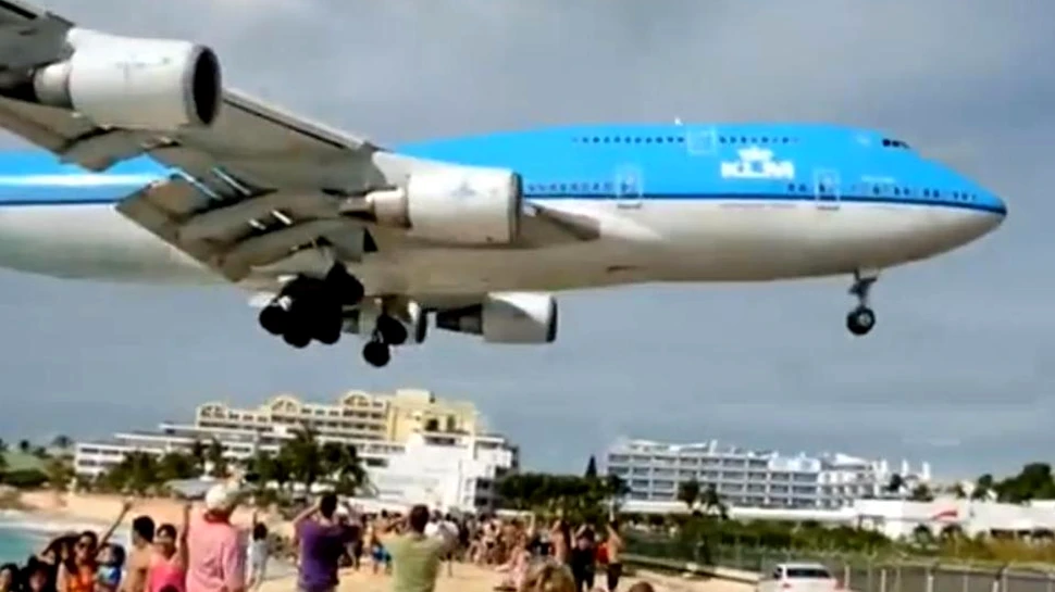 Turism altfel. Unde stai la plajă şi vezi avioane trecându-ţi la câţiva metri de cap – VIDEO