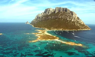 Tavolara, insula din largul coastelor Sardiniei care găzduieşte cel mai mic ”regat” din lume – FOTO