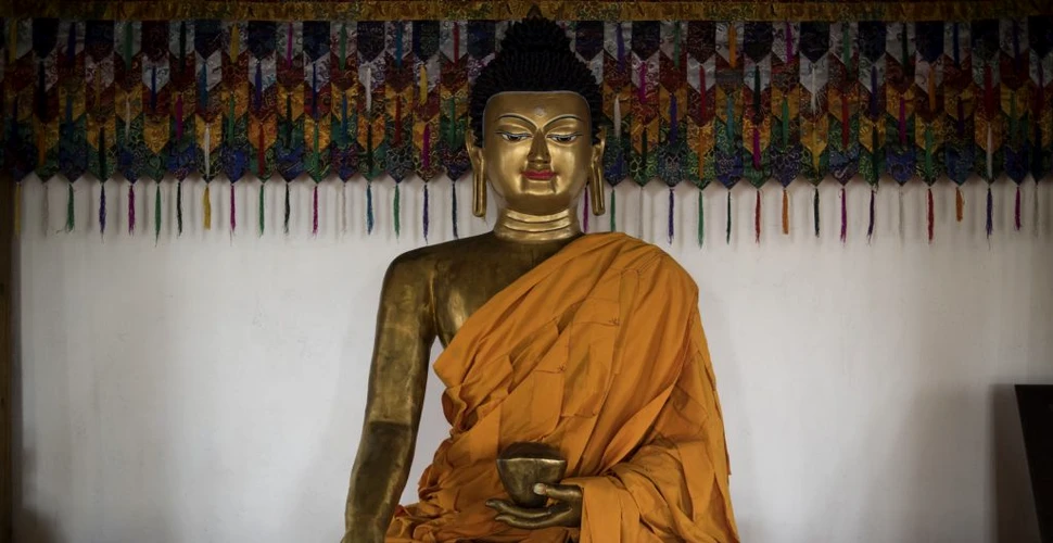Scheletul unui călugăr, mort acum 900 de ani, a fost găsit în interiorul unei statui. Explicaţia specialiştilor – FOTO
