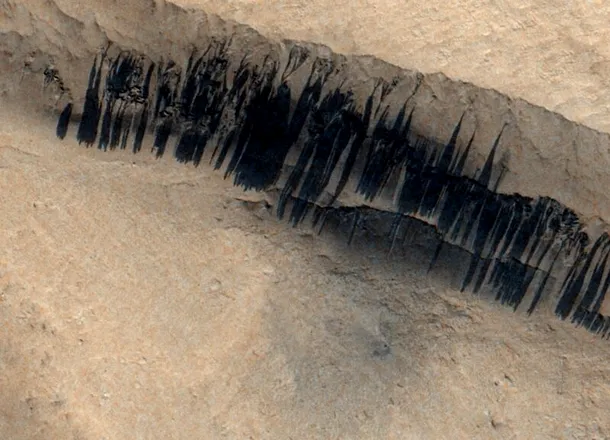 Dârele misterioase de pe Marte ar putea fi, în sfârșit, explicate