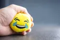 De ce ne apucă plânsul dintr-o dată? Ce se întâmplă în creier și în corp atunci când lacrimile vin fără avertisment