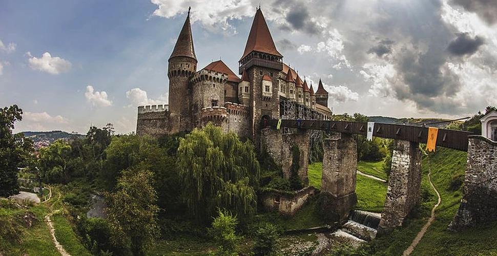 Castelul Corvinilor, capodopera arhitecturală din România, una dintre cele mai mari fortăreţe din Europa – Galerie Foto
