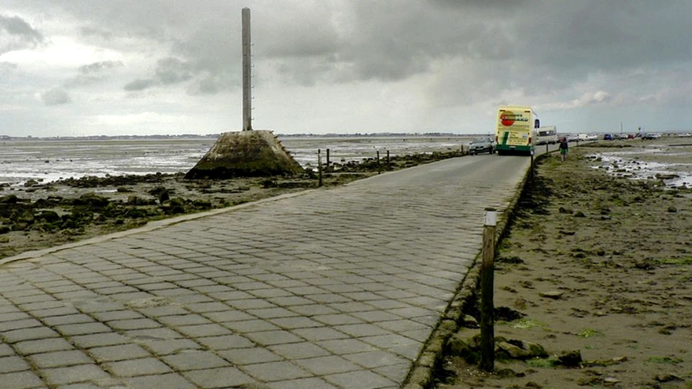 Drumul care dispare sub ape de două ori pe zi. Unde se află acesta şi cum poate fi explicat fenomenul inedit?