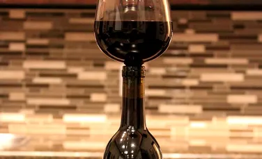 Paharul din sticla de vin: Cum funcţionează Guzzle Buddy