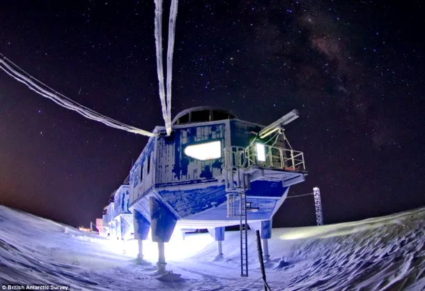 Staşiunea de cercettpri trebuie să reziste condiţiilor dure din Antarctica, unde temperaturile coboară până la zeci de grade sub zero.