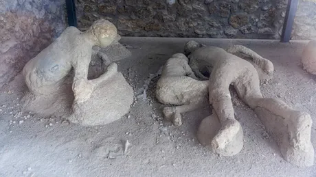 De ce victimele din Pompeii erau îmbrăcate cu haine groase de lână dacă Vezuviul a erupt în luna august?