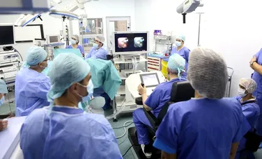 PREMIERĂ în România: trei oameni, operaţi de pietre la rinichi cu un robot pe care îl mai au doar alte trei ţări în lume