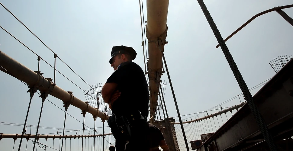 Misterul înlocuirii steagurilor americane de pe Podul Brooklyn cu steaguri albe a fost dezlegat
