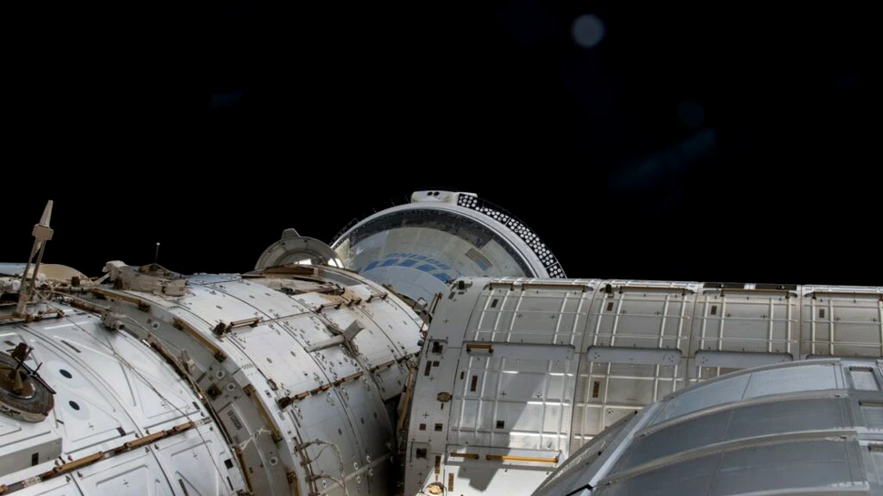 Astronauții de pe Stația Spațială Internațională s-au adăpostit după ce un satelit rusesc s-a făcut bucăți pe orbită