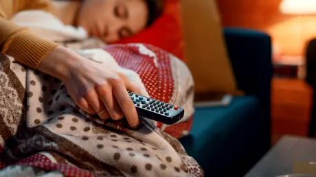 De ce nu este sănătos să adormi cu televizorul pornit?
