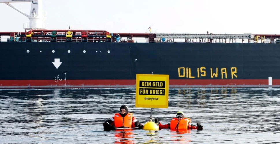 Activiștii Greenpeace au înotat în fața unui petrolier rusesc încercând să-l oprească