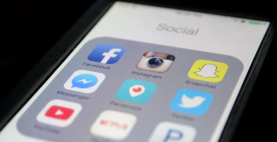 Ce ne face dependenți de Facebook și Snapchat?
