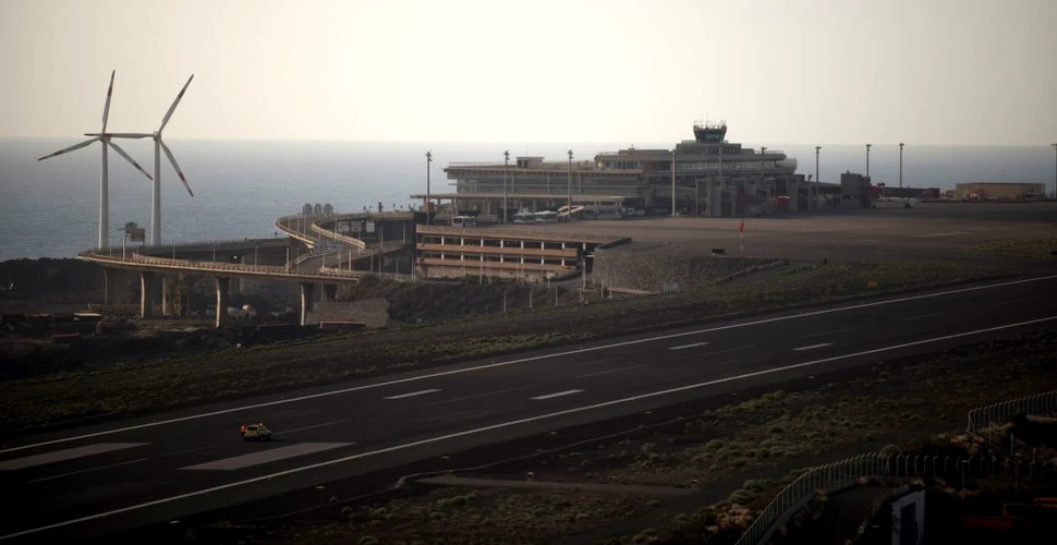 Acumularea de cenuşă vulcanică a închis un aeroport din Spania