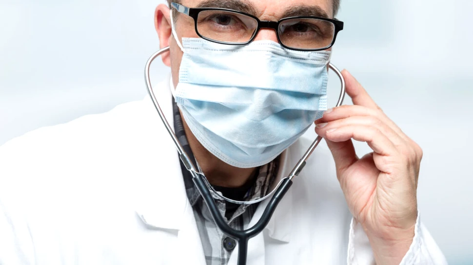 Experții cer renunțarea la măștile chirurgicale în spitale: „Sunt depășite și oferă protecție insuficientă”