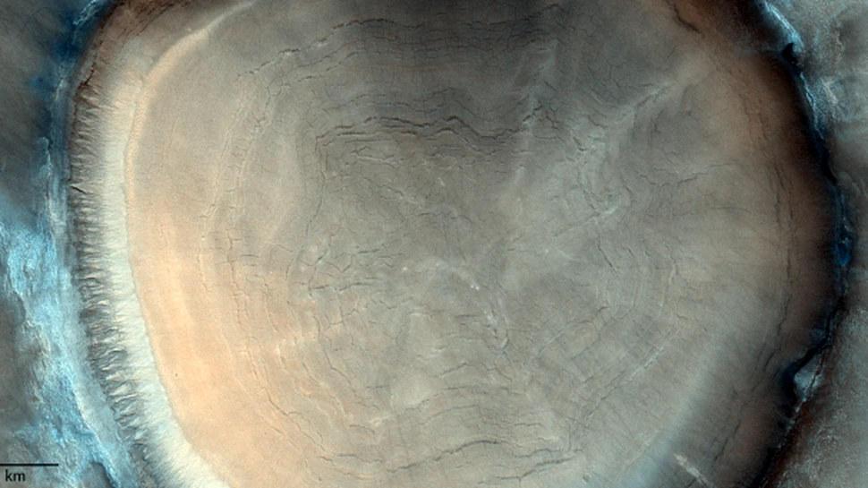 Un crater cu inele de creștere asemănătoare unui trunchi de copac, observat pe Marte