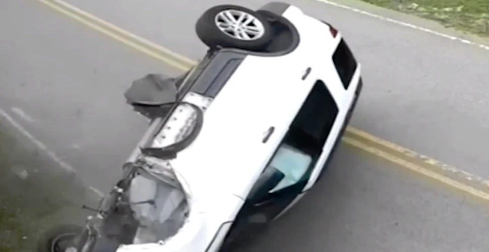 Un şofer a strănutat atât de puternic încât s-a răsturnat cu maşina – VIDEO