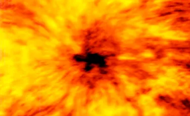 În timpul unor cercetări, astronomii au observat o pată neobişnuită pe suprafaţa Soarelui. Are de două ori lăţimea Pământului