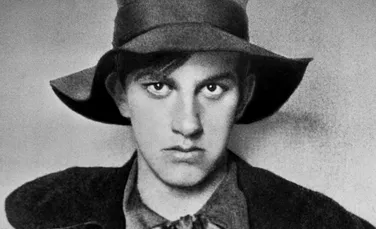 În urmă cu 132 de ani se năştea poetul şi dramaturgul Vladimir Maiakovski. Ce spunea Stalin despre el