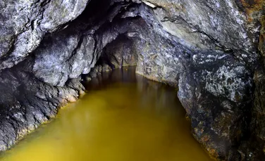 Un geolog a descoperit cea mai veche apă de pe Pământ și chiar a gustat-o