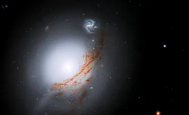 Telescopul Hubble a surprins o galaxie luminoasă care conține un nucleu galactic activ