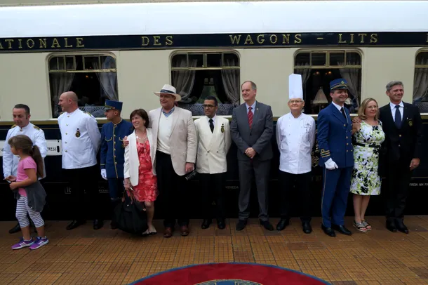 Trenul Orient Express a oprit la gara din Sinaia, pasagerii vizitând Castelul Peleş