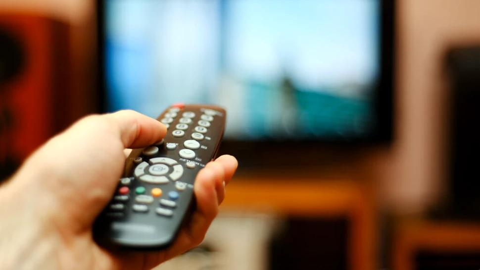 Cât se mai uită tinerii la televizor? Rezultatele unui studiu recent