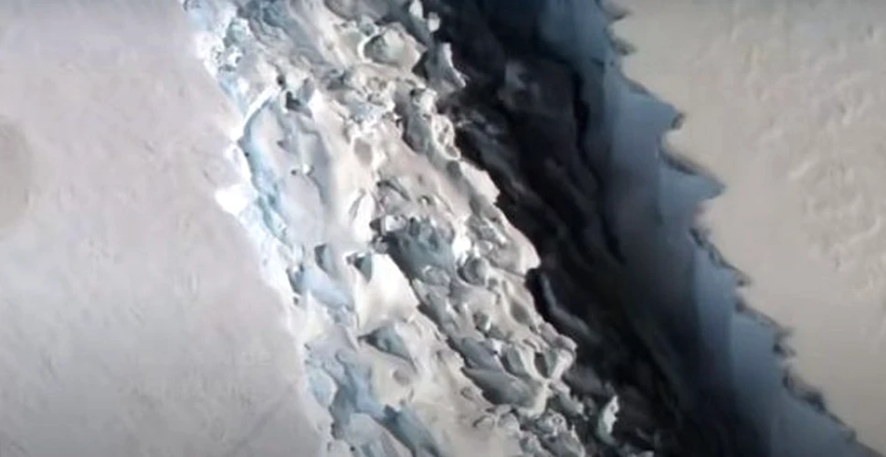 Cocluziile NASA: „Lipiciul” înghețat poate controla ritmul de rupere a raftului de gheață din Antarctica