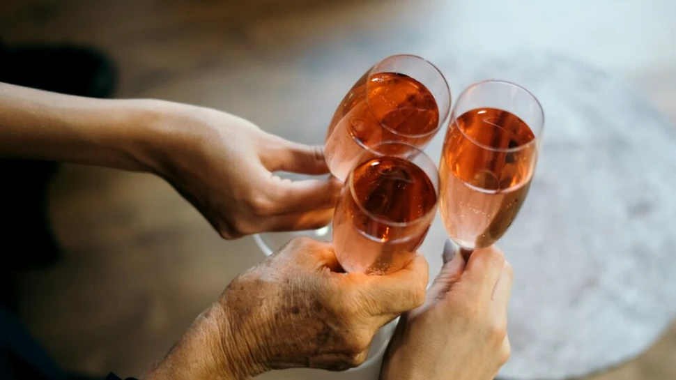 Ce medicamente nu trebuie să combini cu alcool? Iată care sunt riscurile!