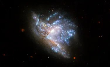Hubble a surprins un eveniment extrem de spectaculos în care două galaxii se află în coliziune