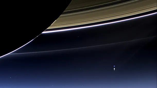 În această imagine realizată de Cassini pot fi admirate inelele planetei Saturn şi planeta Pământ