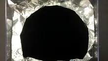 Vantablack, „cel mai negru negru”, ar putea salva astronomia