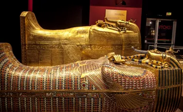Primele imagini ale restaurării sarcofagului aurit al lui Tutankhamon, date publicităţii – VIDEO