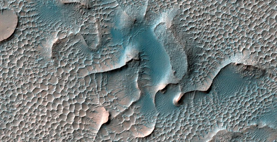 Astronomii spun că valuri imense de nisip se mișcă pe suprafața lui Marte