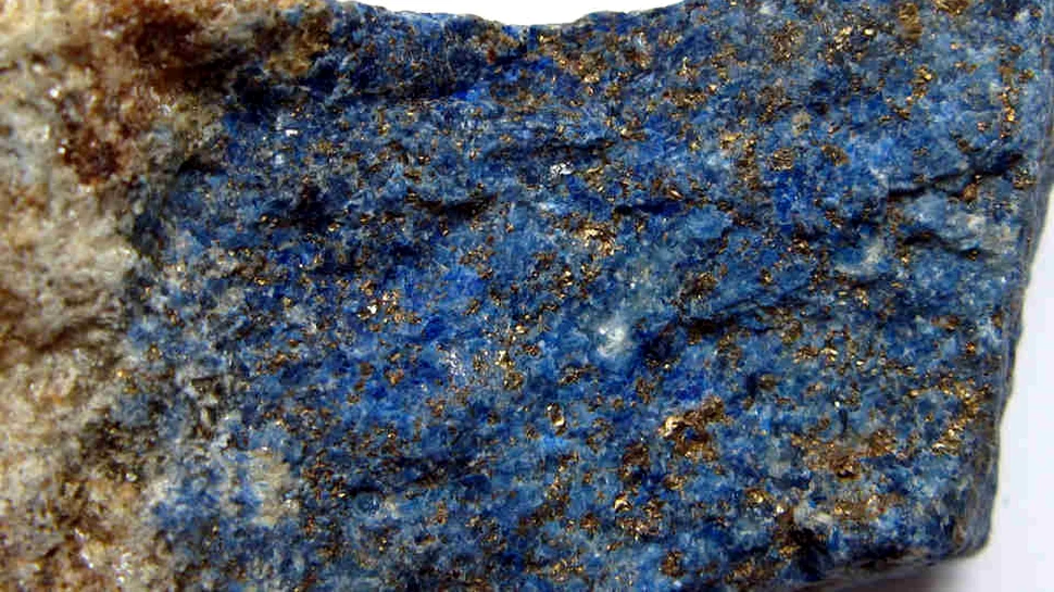 Exploatarea ilegală a minelor de lapis lazuli finanţează insurgenţa afgană