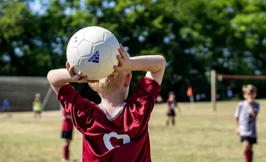 Copiii sub 12 ani, din trei ţări europene, nu mai au voie să mai lovească mingea cu capul, la antrenamente