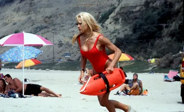 Costumul roșu purtat de Pamela Anderson în Baywatch, expus la Muzeul de Design din Londra