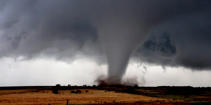 Povestea omului care a rămas captiv în interiorul unei tornade și a scăpat cu viață