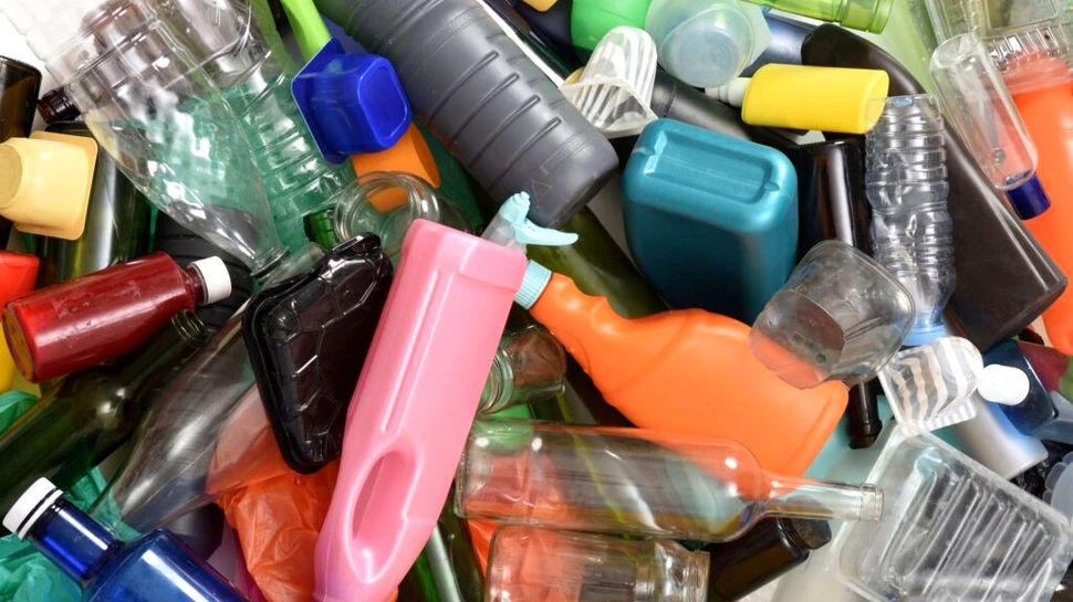 Cercetătorii au transformat deșeurile de plastic în oțet. La ce poate fi folosit acesta?