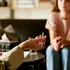 De ce psihologul tace când tu aștepți un răspuns? Ce urmărește, de fapt, prin întrebările sale
