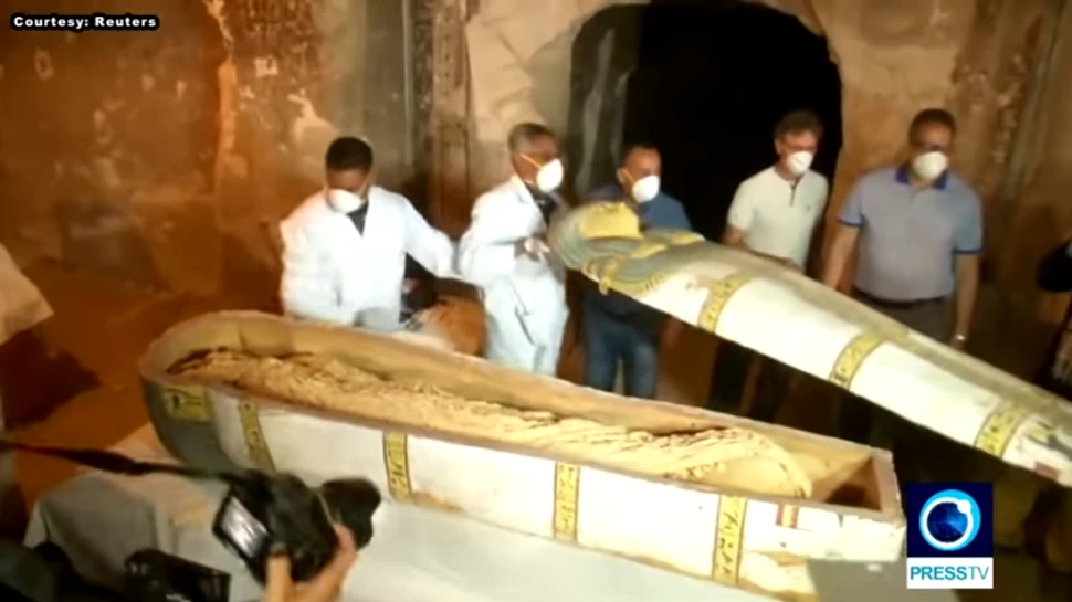 Premieră în arheologia modernă: un sarcofag găsit în Luxor a fost deschis în direct, în faţa presei internaţionale – VIDEO