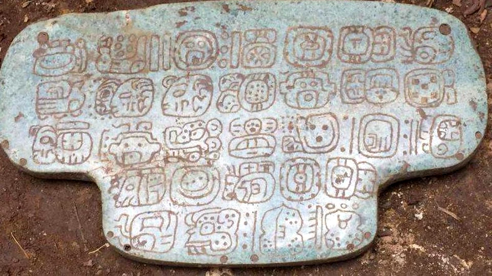 Istoria civilizaţiei mayaşe ar putea fi rescrisă. Cercetătorii au aflat detalii importante în urma descoperirii unui pandantiv, uriaş, din jad