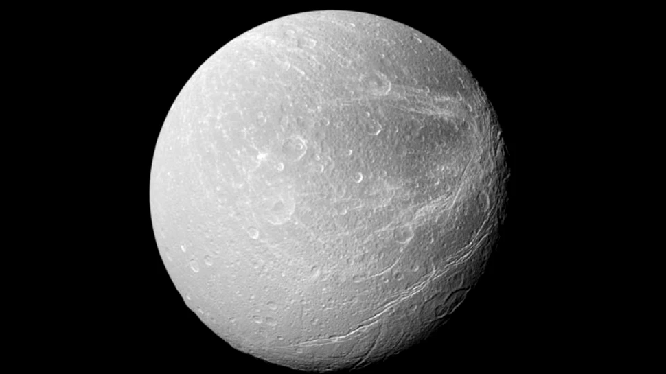 Suprafaţa lui Dione, o lună a lui Saturn, are caracteristici misterioase şi unice în Sistemul Solar. ”Sunt foarte bizare”