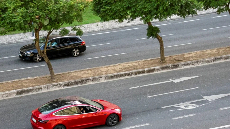 Anomalie în China: Tesla dă în judecată șoferii care se plâng de defecțiuni la mașini