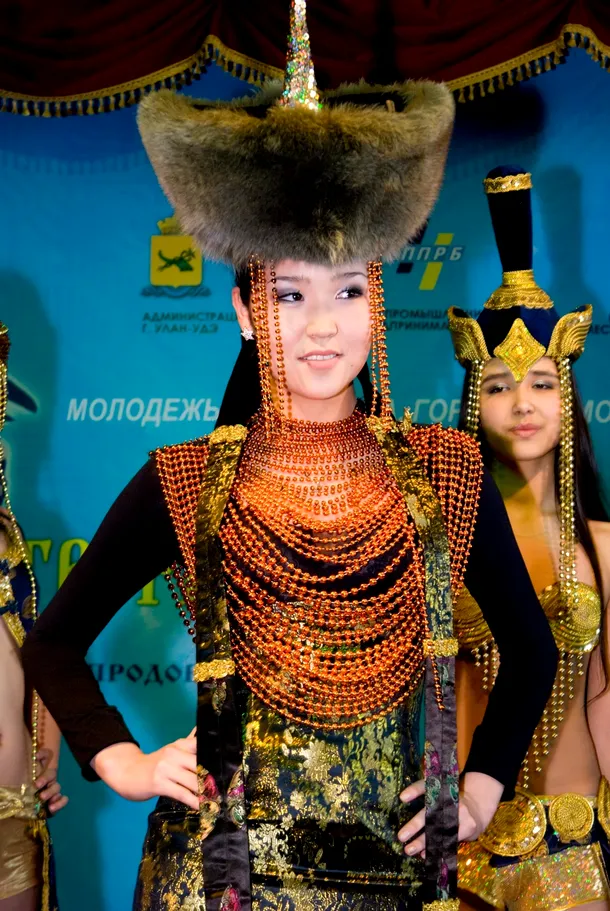 Costumul tradiţional purtat de femeile din vechea aristocraţie mongolă.