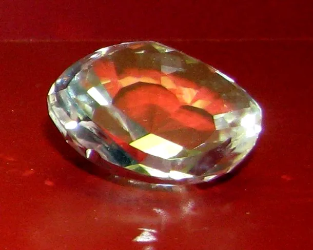 Replică naturală a diamantului Kooh-i-Noor