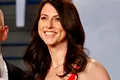 Suma uriașă pe care MacKenzie Scott, fosta soție a lui Jeff Bezos, a donat-o în numai 4 luni