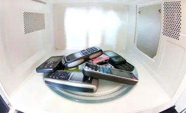 Poate să sune telefonul dacă se află într-un cuptor cu microunde? Un EXPERIMENT inedit – VIDEO