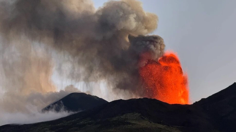 Vulcanii Stromboli și Etna au erupt. Cum se prezintă situația?
